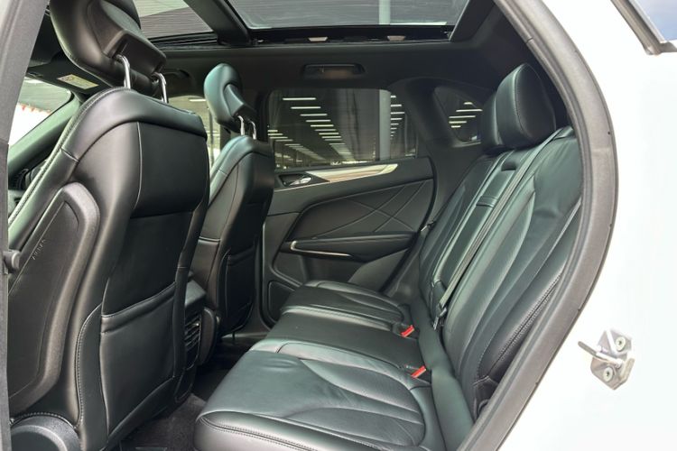 Used Lincoln MKC 2017 2.0T Two-Wheel Drive Deluxe Edition Interior 5