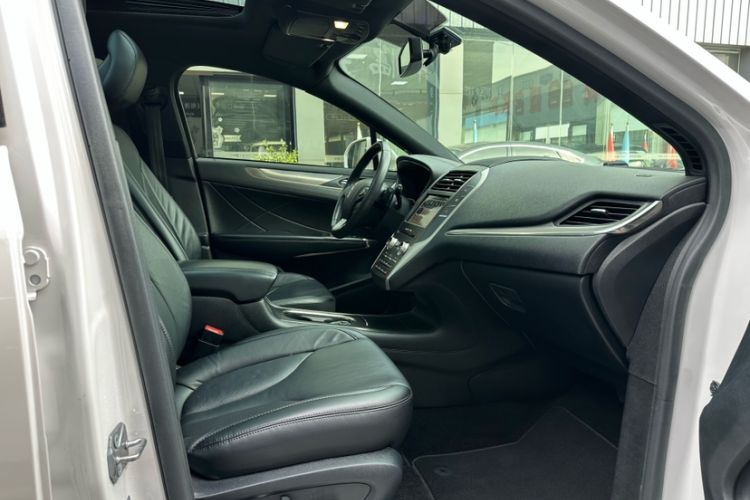 Used Lincoln MKC 2017 2.0T Two-Wheel Drive Deluxe Edition Interior 7