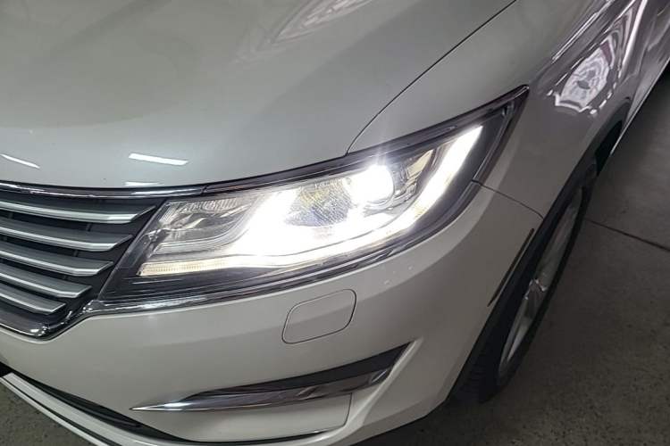 Used Lincoln MKC 2017 2.0T Two-Wheel Drive Deluxe Edition Left Front Headlight