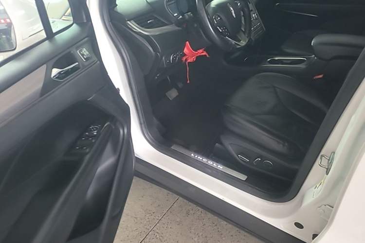 Used Lincoln MKC 2017 2.0T Two-Wheel Drive Deluxe Edition Left Front Seat