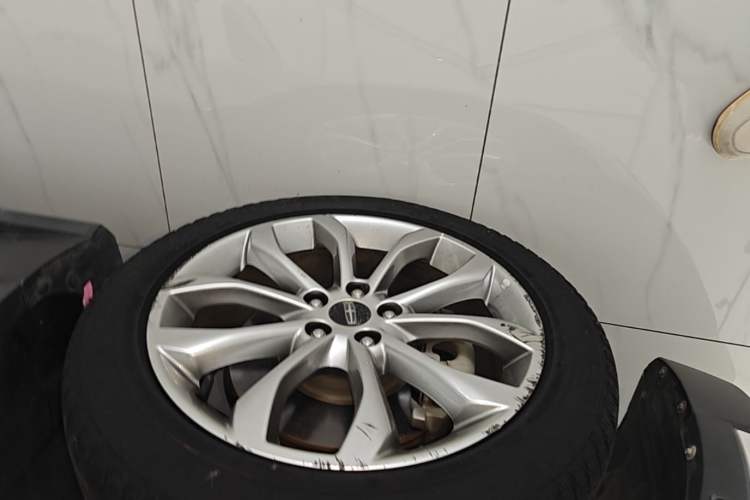 Used Lincoln MKC 2017 2.0T Two-Wheel-Drive Luxury Edition Left Front Wheel Hub