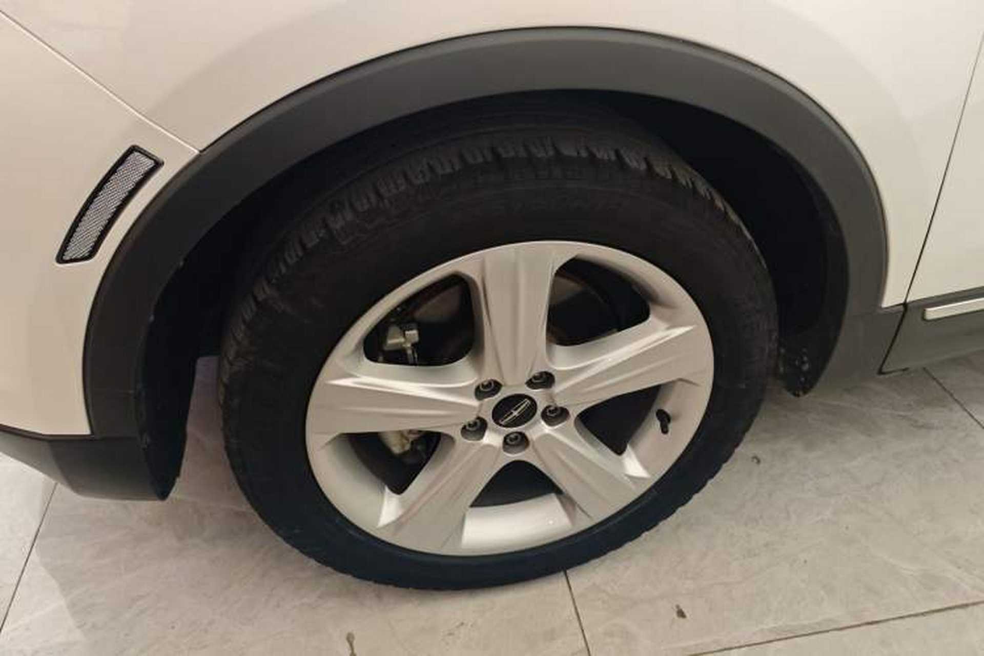 Used Lincoln MKC 2017 2.0T Two-Wheel Drive Deluxe Edition Left Front Wheel Hub
