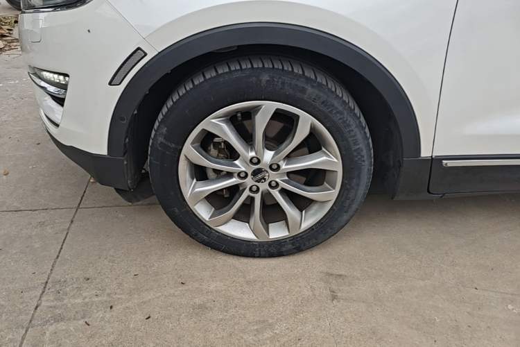 Used Lincoln MKC 2017 2.0T Two-Wheel-Drive Luxury Edition Left Front Wheel Hub