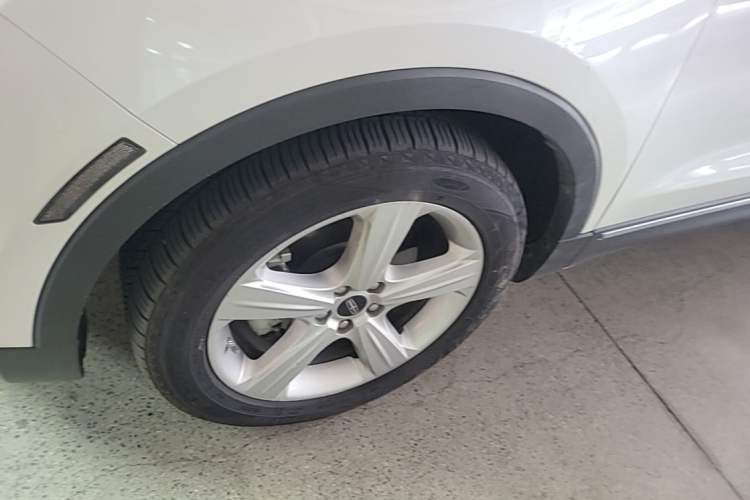 Used Lincoln MKC 2017 2.0T Two-Wheel Drive Deluxe Edition Left Front Wheel Hub