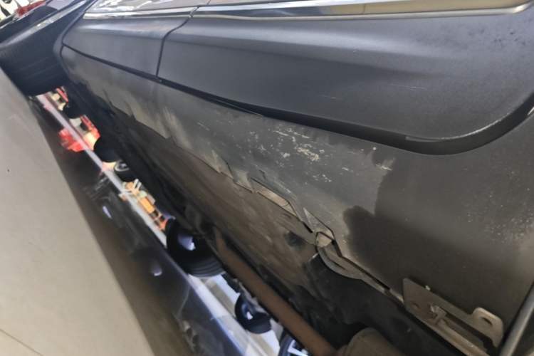 Used Lincoln MKC 2017 2.0T Two-Wheel Drive Deluxe Edition Left Side Sill