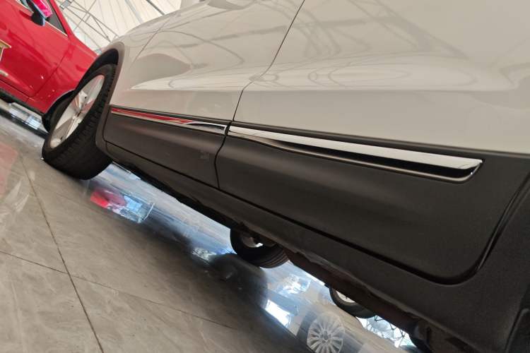 Used Lincoln MKC 2017 2.0T Two-Wheel Drive Deluxe Edition Left Side Sill