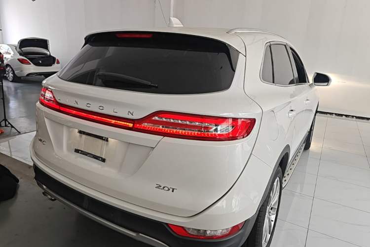 Used Lincoln MKC 2017 2.0T Two-Wheel-Drive Luxury Edition Rear Right 45 Deg