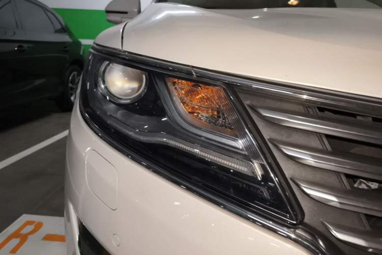 Used Lincoln MKC 2017 2.0T Two-Wheel-Drive Luxury Edition Right Front Headlight