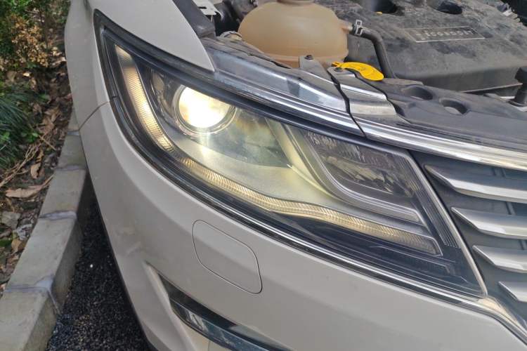 Used Lincoln MKC 2017 2.0T Two-Wheel Drive Deluxe Edition Right Front Headlight