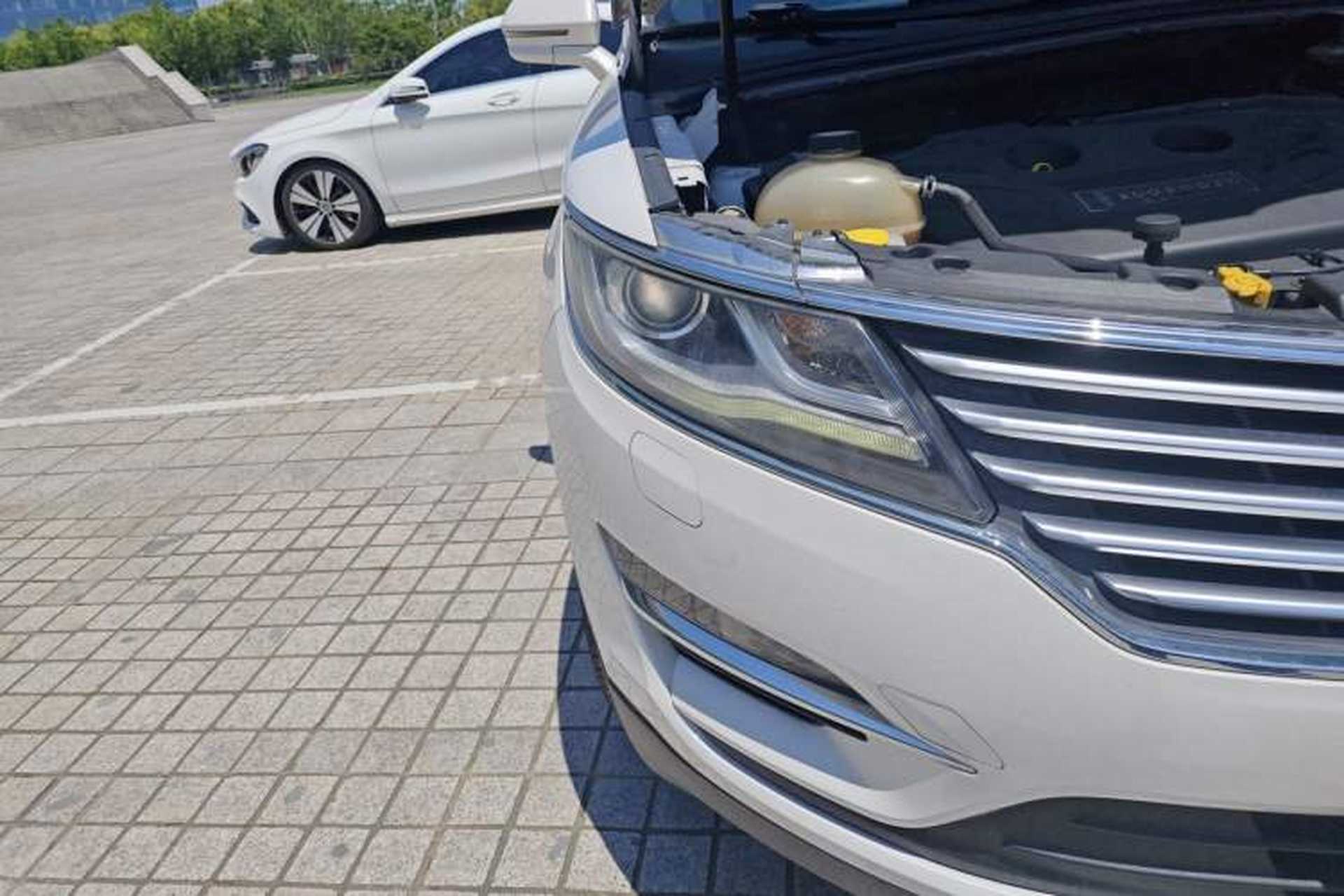 Used Lincoln MKC 2017 2.0T Two-Wheel Drive Deluxe Edition Right Front Headlight