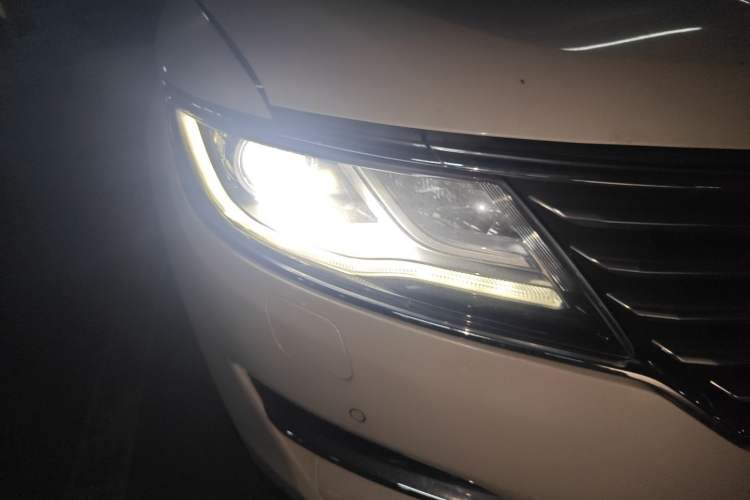Used Lincoln MKC 2017 2.0T Two-Wheel-Drive Luxury Edition Right Front Headlight
