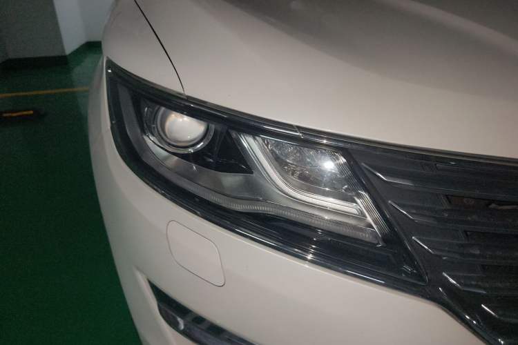 Used Lincoln MKC 2017 2.0T Two-Wheel Drive Deluxe Edition Right Front Headlight