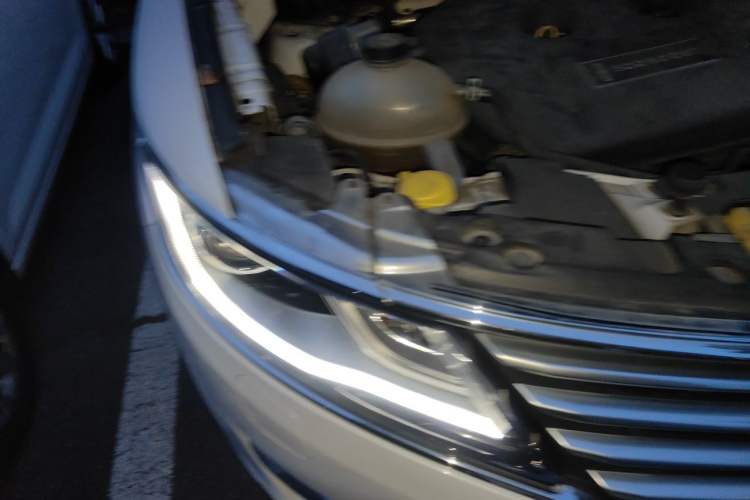 Used Lincoln MKC 2017 2.0T Two-Wheel Drive Zunyue Edition Right Front Headlight