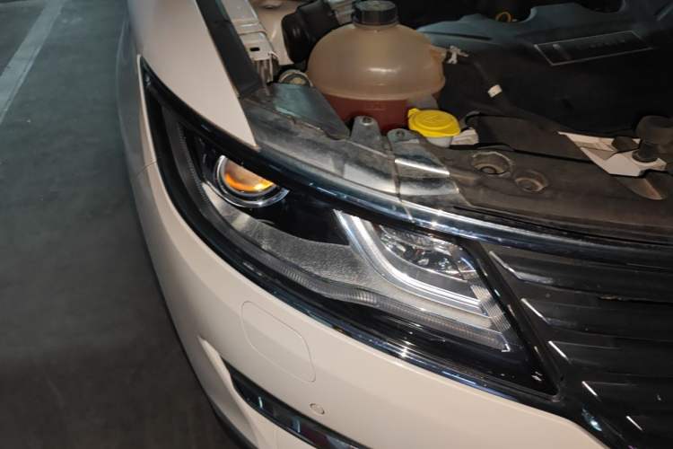 Used Lincoln MKC 2017 2.0T Two-Wheel-Drive Luxury Edition Right Front Headlight