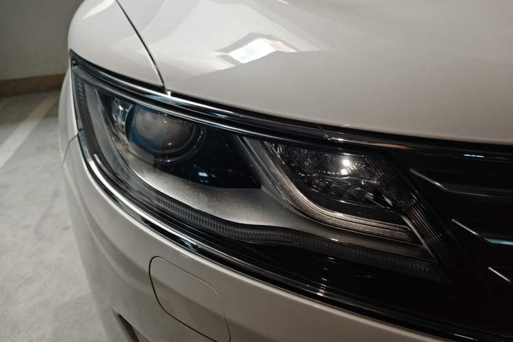 Used Lincoln MKC 2017 2.0T Two-Wheel Drive Deluxe Edition Right Front Headlight