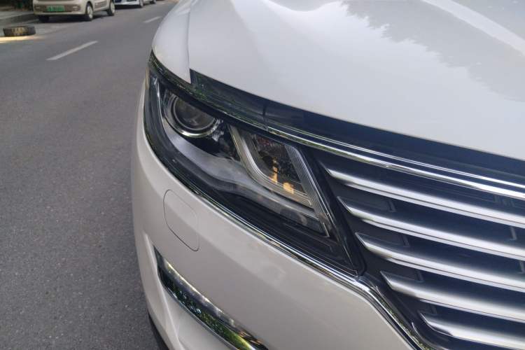 Used Lincoln MKC 2017 2.0T Two-Wheel Drive Deluxe Edition Right Front Headlight