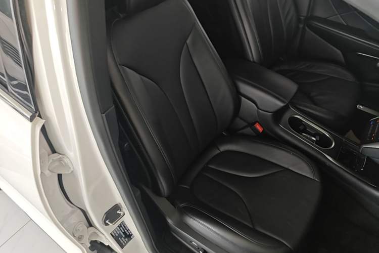 Used Lincoln MKC 2017 2.0T Two-Wheel-Drive Luxury Edition Right Front Seat