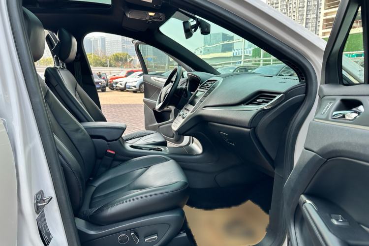 Used Lincoln MKC 2017 2.0T Two-Wheel Drive Deluxe Edition Right Front Seat