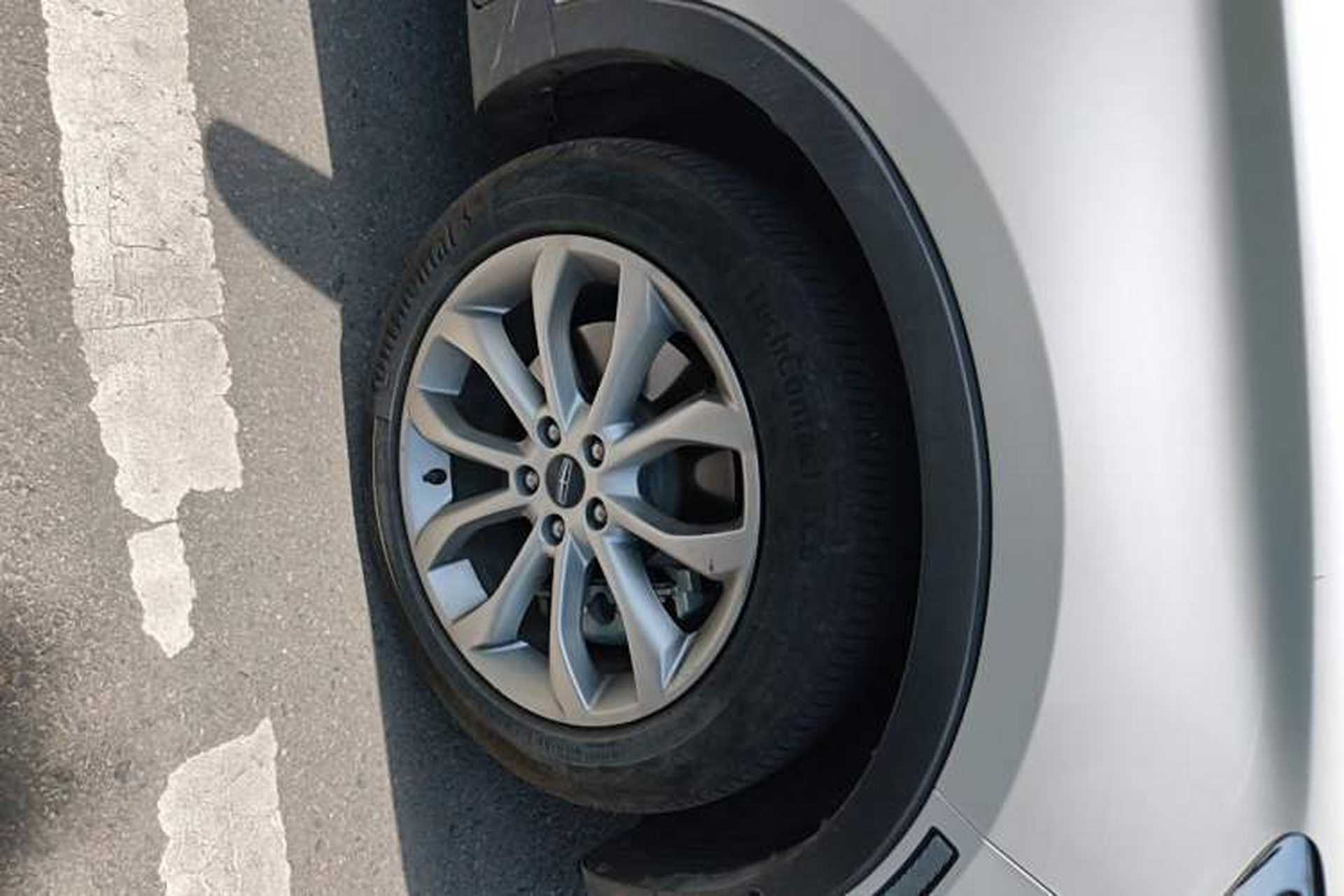 Used Lincoln MKC 2017 2.0T Two-Wheel-Drive Luxury Edition Right Front Wheel Hub