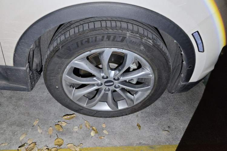 Used Lincoln MKC 2017 2.0T Two-Wheel-Drive Luxury Edition Right Front Wheel Hub