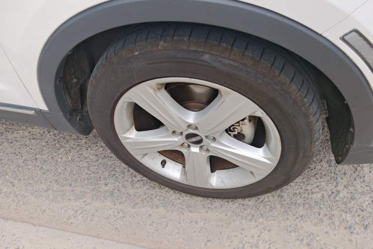 Used Lincoln MKC 2017 2.0T Two-Wheel Drive Deluxe Edition Right Front Wheel Hub