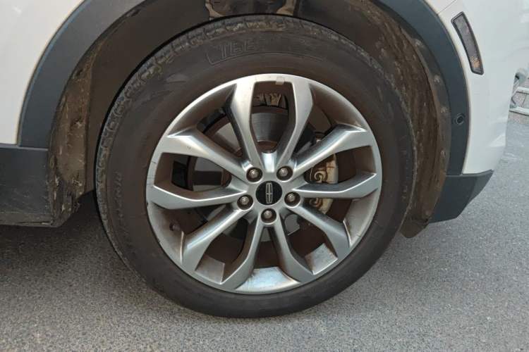 Used Lincoln MKC 2017 2.0T Two-Wheel-Drive Luxury Edition Right Front Wheel Hub
