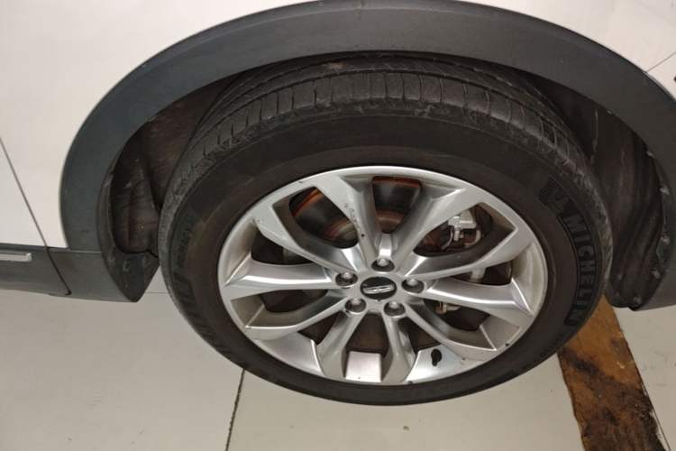 Used Lincoln MKC 2017 2.0T Two-Wheel-Drive Luxury Edition Right Front Wheel Hub