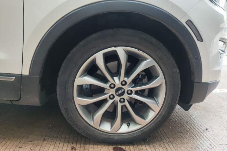 Used Lincoln MKC 2017 2.0T Two-Wheel-Drive Luxury Edition Right Front Wheel Hub