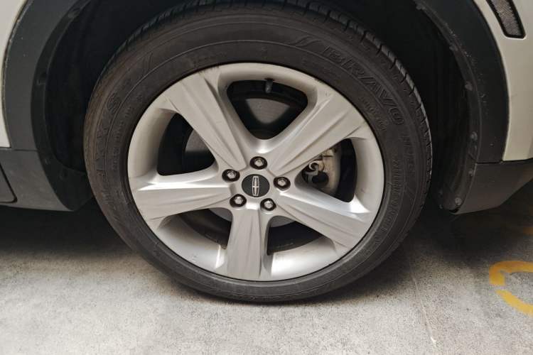 Used Lincoln MKC 2017 2.0T Two-Wheel Drive Deluxe Edition Right Front Wheel Hub