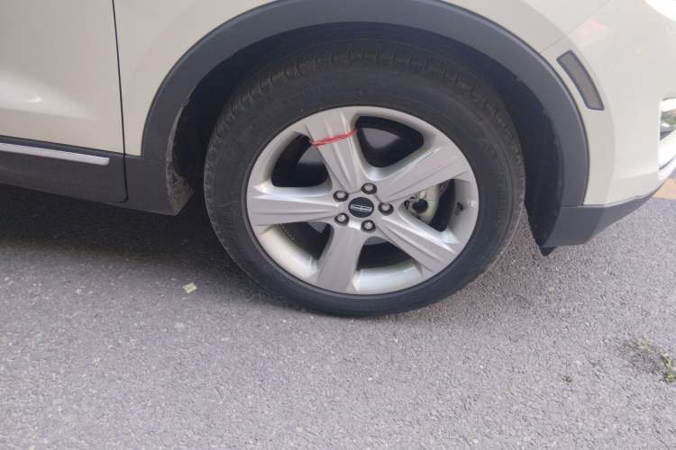 Used Lincoln MKC 2017 2.0T Two-Wheel Drive Deluxe Edition Right Front Wheel Hub