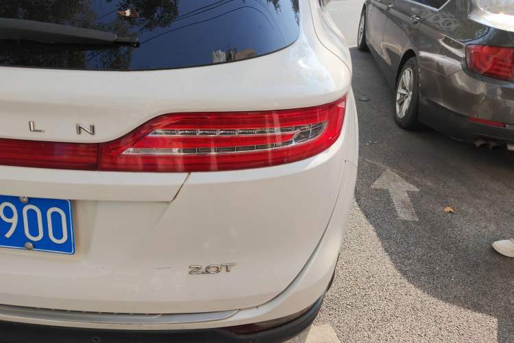 Used Lincoln MKC 2017 2.0T Two-Wheel Drive Deluxe Edition Right Rear Taillight