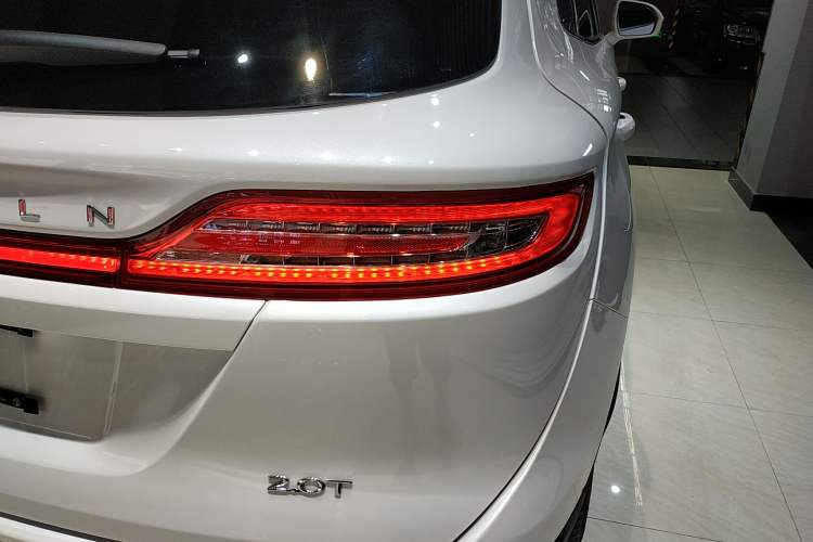 Used Lincoln MKC 2017 2.0T Two-Wheel-Drive Luxury Edition Right Rear Taillight