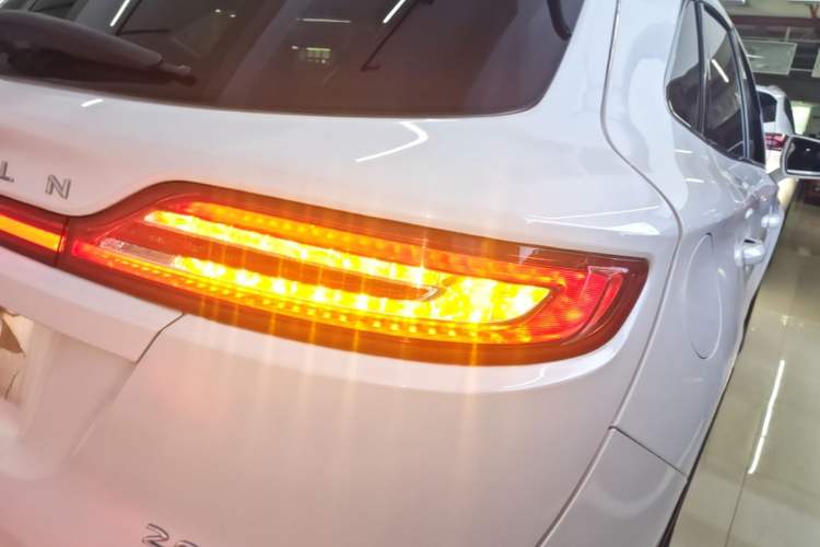 Used Lincoln MKC 2017 2.0T Two-Wheel Drive Deluxe Edition Right Rear Taillight