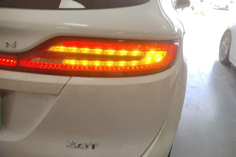 Used Lincoln MKC 2017 2.0T Two-Wheel Drive Deluxe Edition Right Rear Taillight