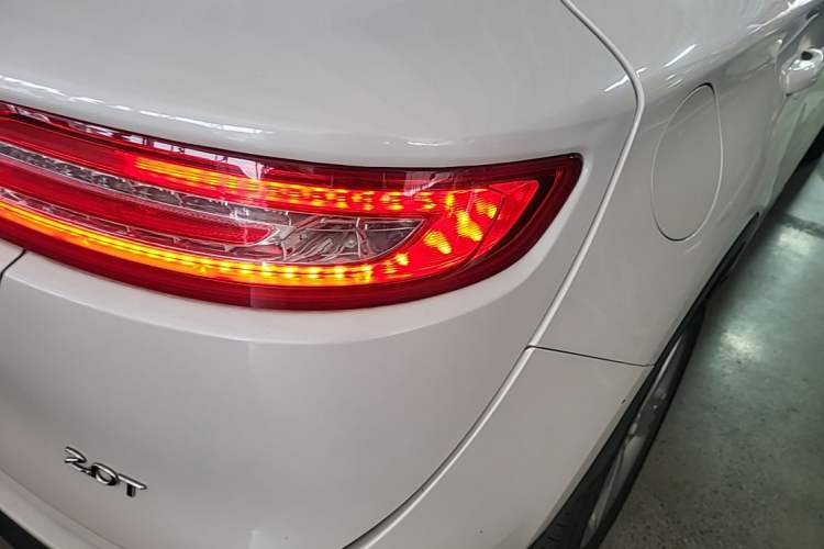 Used Lincoln MKC 2017 2.0T Two-Wheel Drive Deluxe Edition Right Rear Taillight