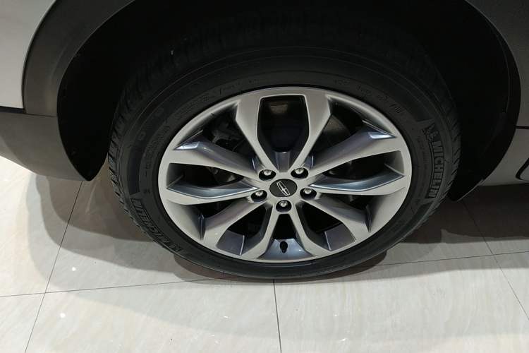 Used Lincoln MKC 2017 2.0T Two-Wheel-Drive Luxury Edition Right Rear Wheel Hub