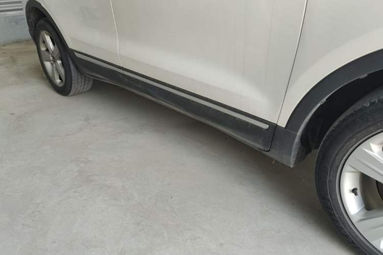 Used Lincoln MKC 2017 2.0T Two-Wheel Drive Deluxe Edition Right Side Sill