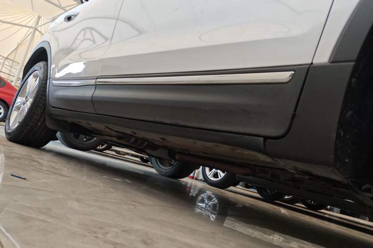 Used Lincoln MKC 2017 2.0T Two-Wheel Drive Deluxe Edition Right Side Sill