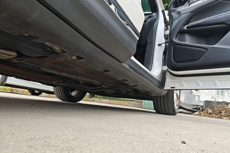 Used Lincoln MKC 2017 2.0T Two-Wheel-Drive Luxury Edition Right Side Sill