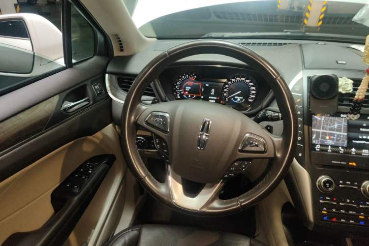 Used Lincoln MKC 2017 2.0T Two-Wheel-Drive Luxury Edition Steering Wheel
