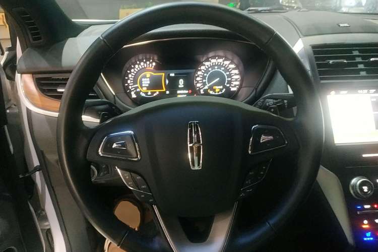 Used Lincoln MKC 2017 2.0T Two-Wheel-Drive Luxury Edition Steering Wheel