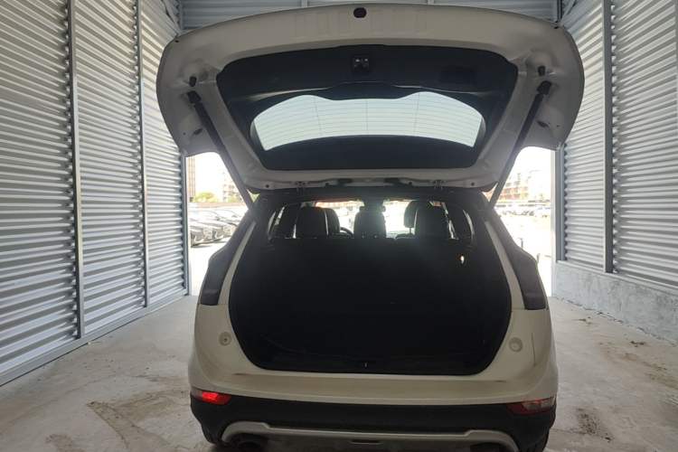 Used Lincoln MKC 2017 2.0T Two-Wheel Drive Deluxe Edition Trunk