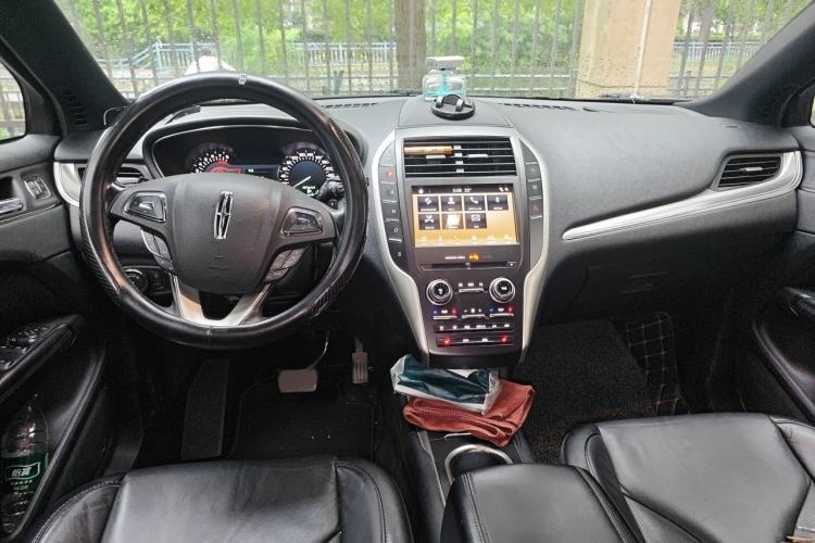 Used Lincoln MKC 2018 2.0T Two-Wheel Drive Deluxe Edition Center Console