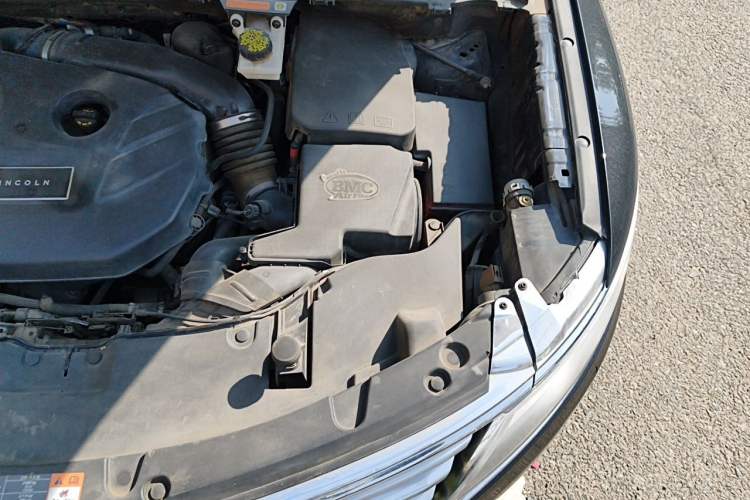 Used Lincoln MKC 2018 2.0T Two-Wheel Drive Luxury Edition Engine Bay Left