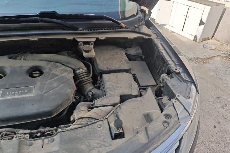 Used Lincoln MKC 2018 2.0T Two-Wheel Drive Deluxe Edition Engine Bay Left