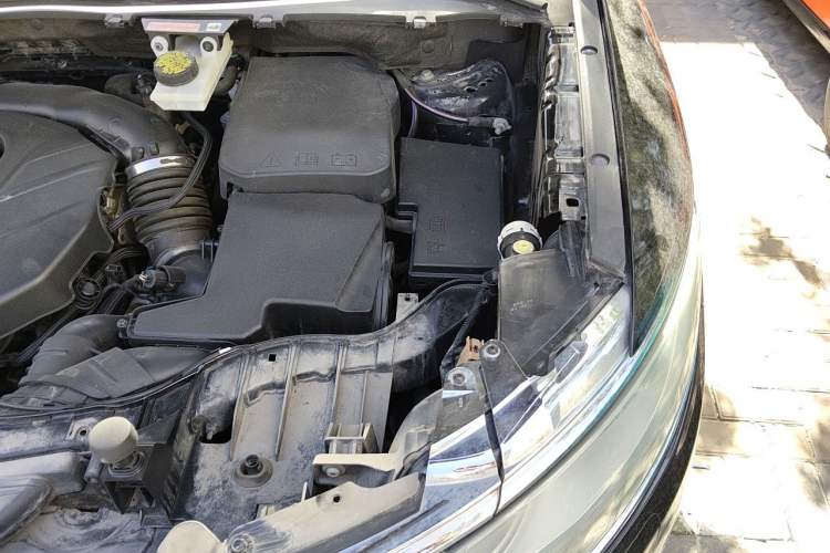 Used Lincoln MKC 2018 2.0T Two-Wheel Drive Luxury Edition Engine Bay Left