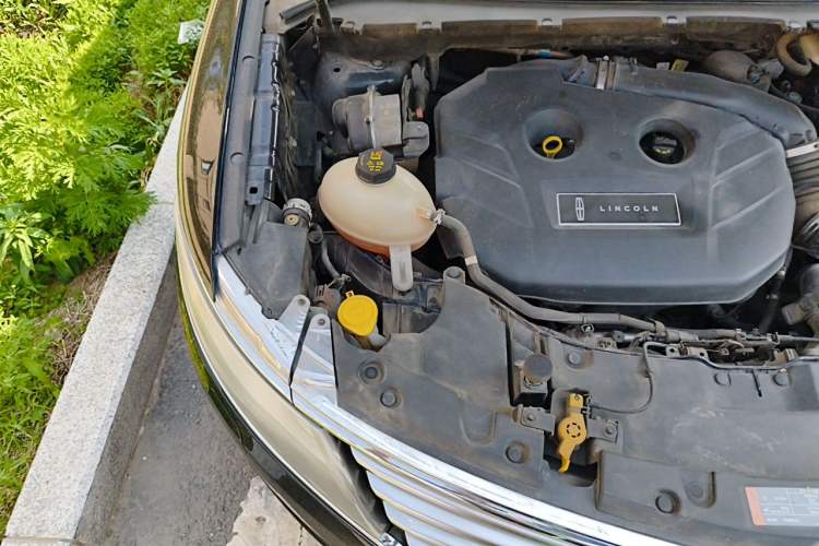 Used Lincoln MKC 2018 2.0T Two-Wheel Drive Luxury Edition Engine Bay Right