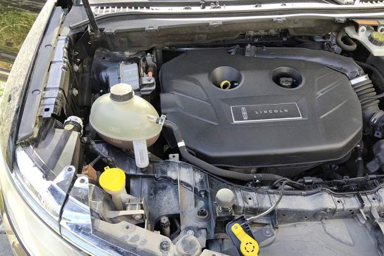 Used Lincoln MKC 2018 2.0T Two-Wheel Drive Luxury Edition Engine Bay Right