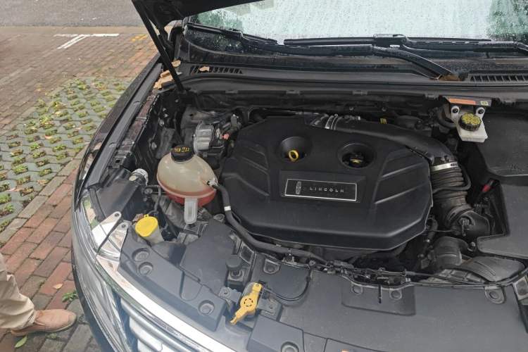 Used Lincoln MKC 2018 2.0T Two-Wheel Drive Deluxe Edition Engine Bay Right