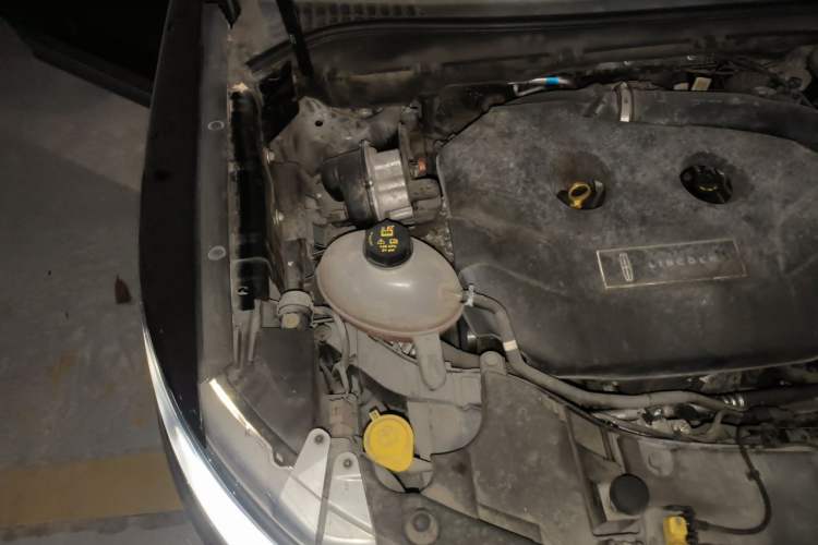 Used Lincoln MKC 2018 2.0T Two-Wheel Drive Luxury Edition Engine Bay Right